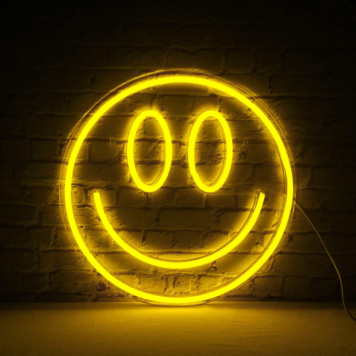 Smiley LED-neonbord aan de muur