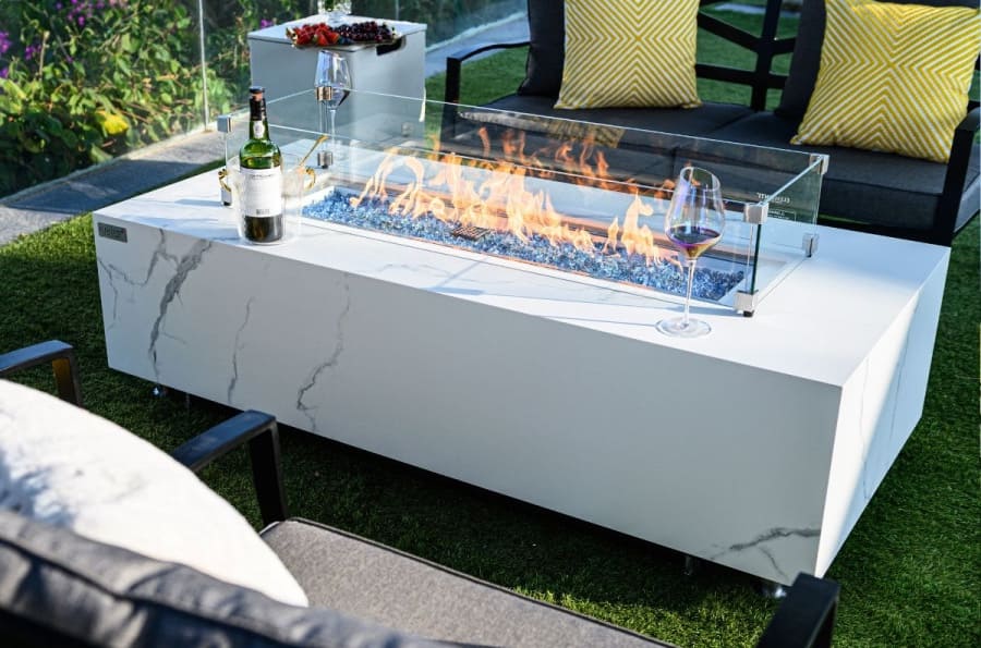 witte tafel met gashaard voor in de tuin op het terras