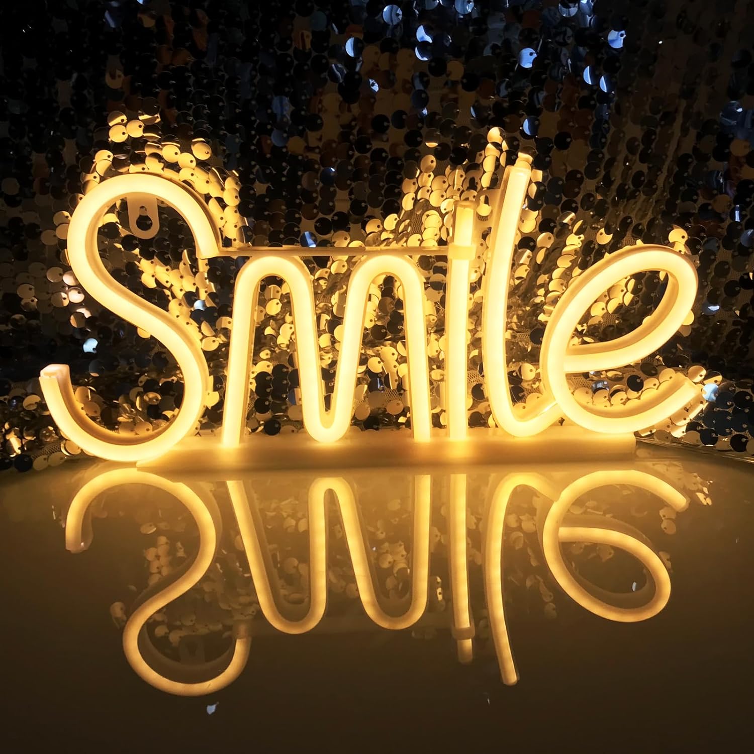 Smile leidde een gloeiend bord op het neonlicht aan de muur